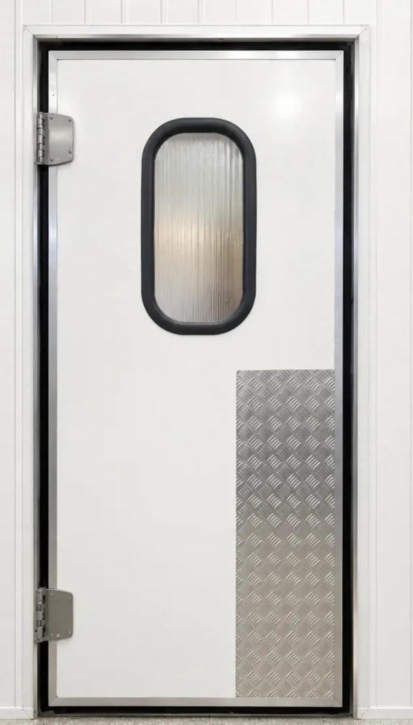 Porta Office Door com proteção lateral, visor em policarbonato, barra antipânico e acabamento em inox