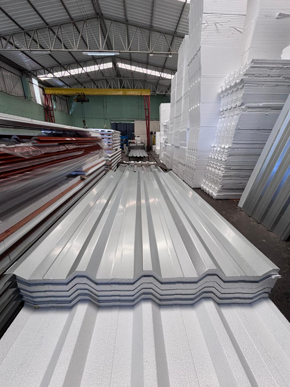 Telha sanduíche trapezoidal 40.1020 com núcleo EPS em chapa galvalume 0,43 mm