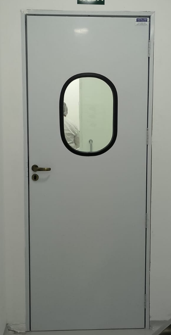 Porta Office Door para ambientes comerciais e industriais com visor central