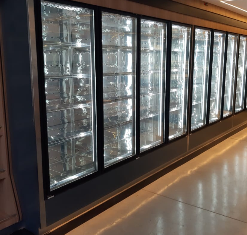 Portas de vidro de câmara fria instaladas em mercado com LED