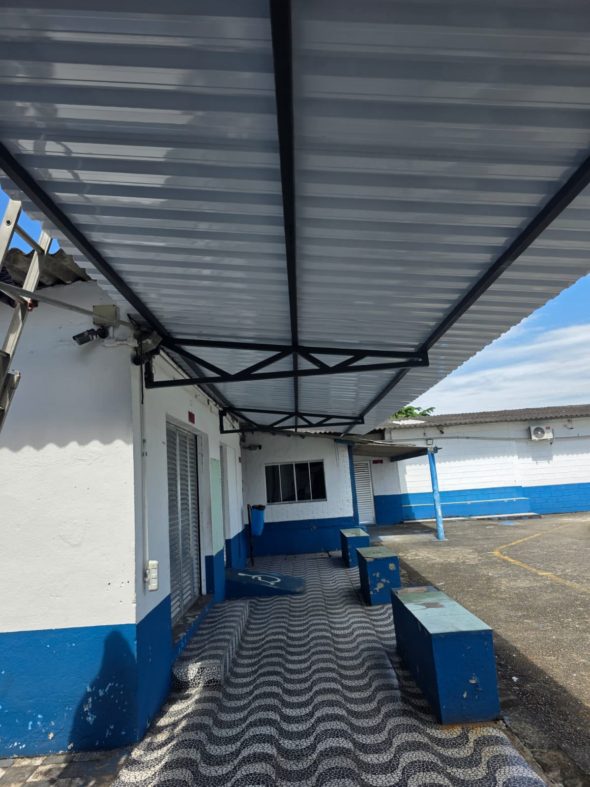 Cobertura metálica instalada em fachada de prédio comercial