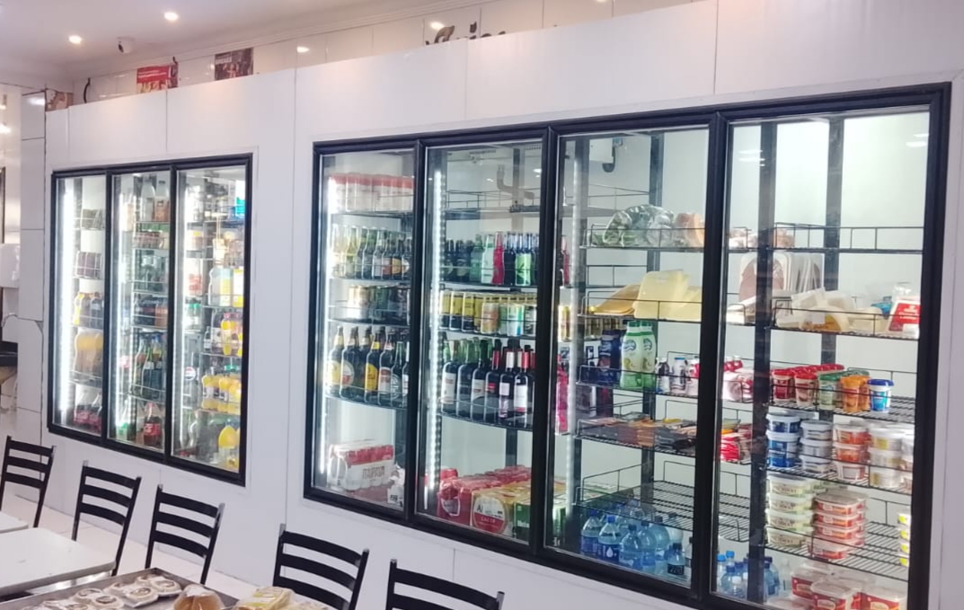 Câmara de bebidas com módulos de portas de vidro e prateleiras