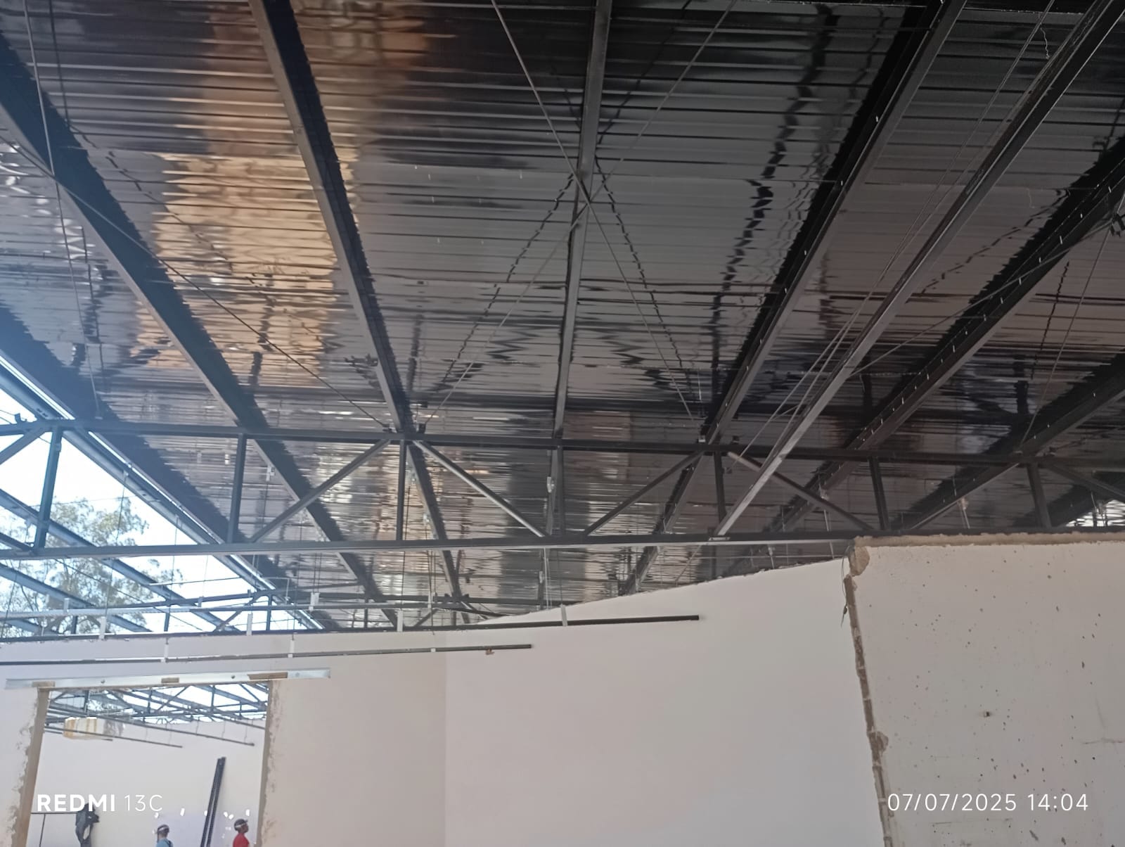 Estrutura metálica de telhado industrial vista de baixo