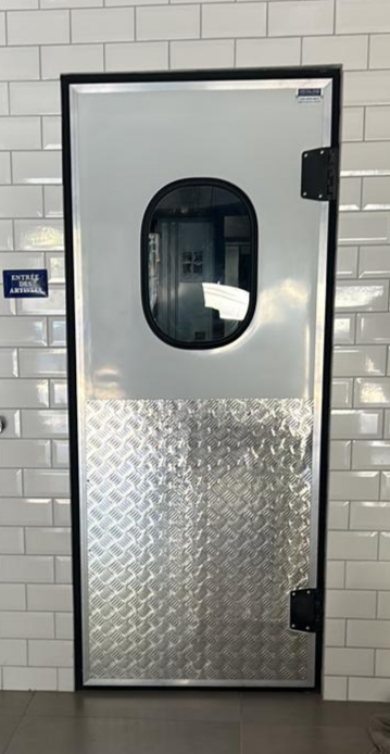 Porta vai e vem para câmara fria com acabamento em inox e alumínio antiderrapante
