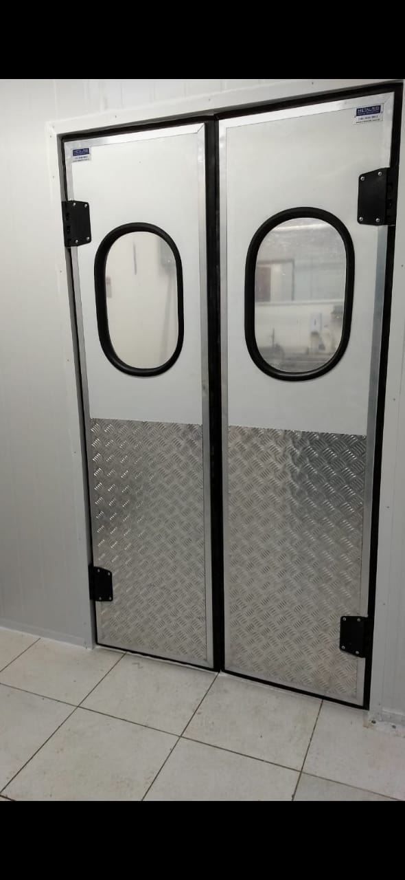 Porta vai e vem dupla para câmara fria com acabamento em aço branco e inox antiderrapante