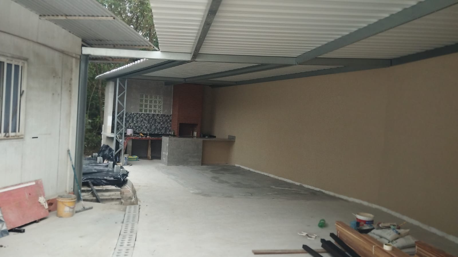 Cobertura metálica em área gourmet residencial